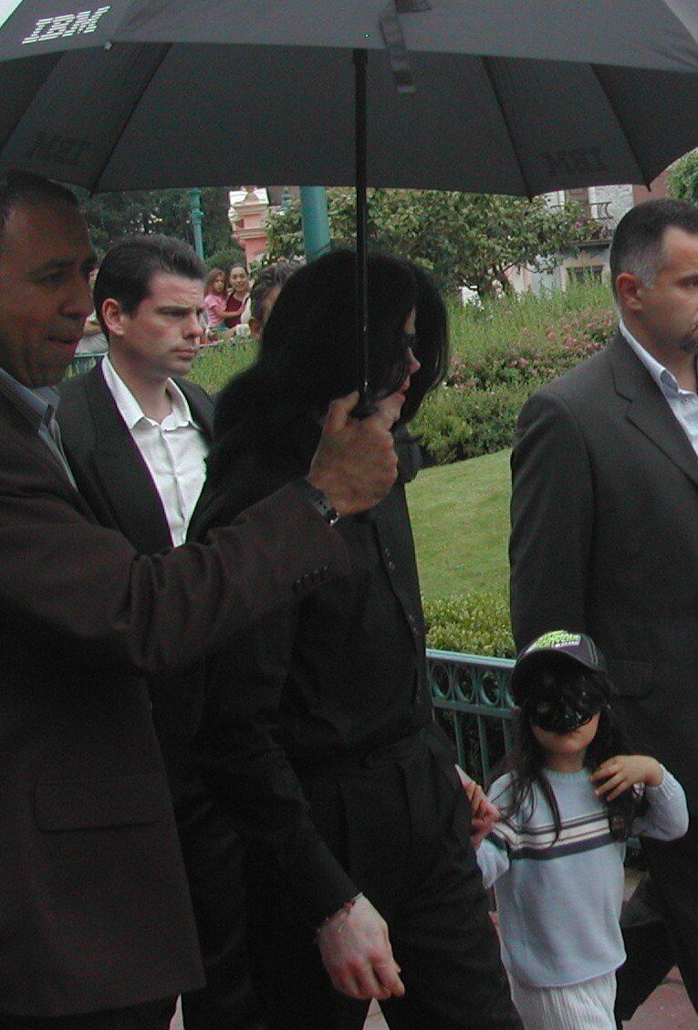 Em 1994, Michael Jackson se casou com Lisa Marie Presley, filha de Elvis Presley. O casal se separou em 1996. Em 1997, ele se casou com Debbie Rowe e eles se separaram em 1999.. Michael tem 3 filhos: Paris, Blanket (foto) e Prince.