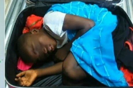 Serviços de imigração da Espanha encontraram Abou, de 8 anos, dentro de uma mala
