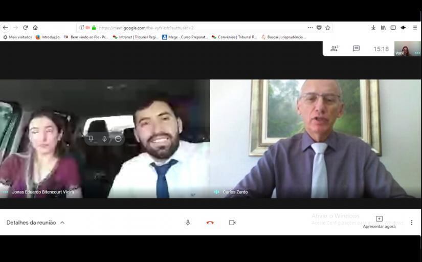 Advogado e cliente participam de audiência dentro do carro