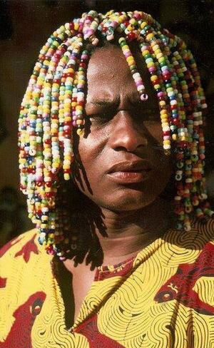 Oliver Santos chama atenção de turistas e baianos ao cobrir cabelos com miçangas