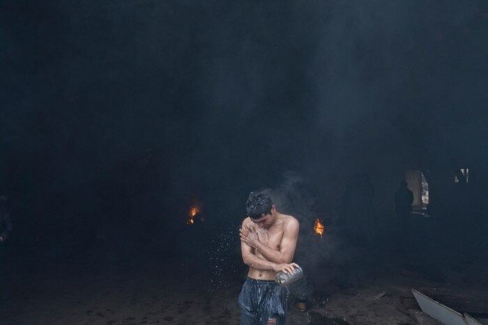 Com as baixas temperaturas do rigoroso inverno europeu, milhares de refugiados de países como Afeganistão,
Paquistão, Iraque e Síria estão passando frio na Grécia e nas regiões dos Bálcãs