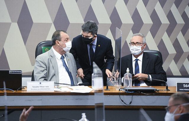 Mesa diretora da CPI, com o presidente Omar Aziz (PSD-AM), o vice-presidente Randolfe Rodrigues (Rede-AP) e Renan Calheiros (MDB-AL)