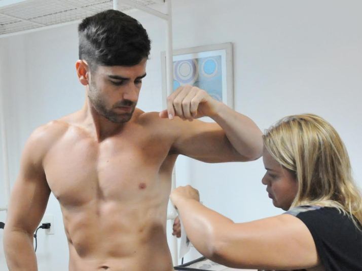 Na tela da Record, com tatuagem ou sem, Marcos Pitombo é um sucesso!

+ Iago decide mudar os cargos de Priscila e Paulão. Assista!
+ Deseja a linda pele de Maytê Piragibe? Veja o ritual de cuidados da gata
+ Elenco pega pesado na academia para manter corpo sarado
