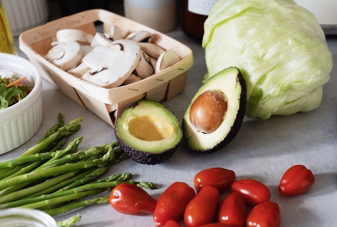 1. Prepare com antecedência

O ideal é calcular quantas marmitas você vai levar na semana e saber se outras pessoas da mesma família também levarão refeições para a escola e o trabalho. Feito isso, vale montar um cardápio semanal e ir às compras já com esse foco. Cozinhar em casa, além de ser mais saudável, pode ser mais econômico, principalmente se alguns itens forem comprados a granel, como grãos, e na feira, no caso dos vegetais. Pratos básicos, como arroz, feijão e carne ensopada, podem ser preparados no domingo, por exemplo, e congelados em pequenas porções que serão usadas durante a semana. "Um dia antes de montar as marmitas, na parte da manhã, tire as porções do freezer e deixe-as na geladeira para tirar o gelo. E, à noite, você já pode montar as marmitas para o dia seguinte e deixá-las sempre na geladeira até a hora da refeição", ensina a nutricionista. No caso dos vegetais, principalmente os cozidos, o tempo de duração é de cerca de dois dias na geladeira. Para não enjoar, vale preparar comida a mais quando tiver tempo, sempre usando o congelamento a seu favor. Assim fica fácil escolher as combinações durante a semana

Veja também: Marmita é saudável e ajuda a economizar, veja dicas de preparo
