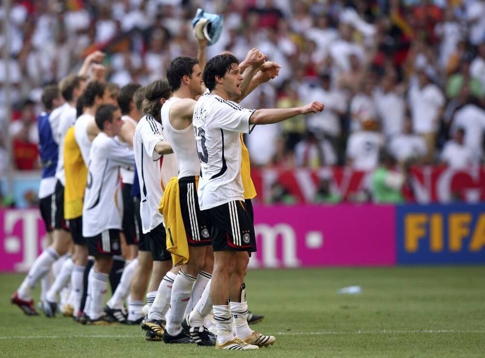 Em
2006, a Alemanha jogou em casa na Copa do Mundo, e o forte time montado pelo
treinador Jurgen Klinsmann era visto com muita empolgação pelos seus torcedores
em uma possível conquista do tetracampeonato da competição. E na fase de grupo,
as expectativas foram alcançadas, já que venceram as três partidas que teve
diante de Polônia, Equador e Costa Rica