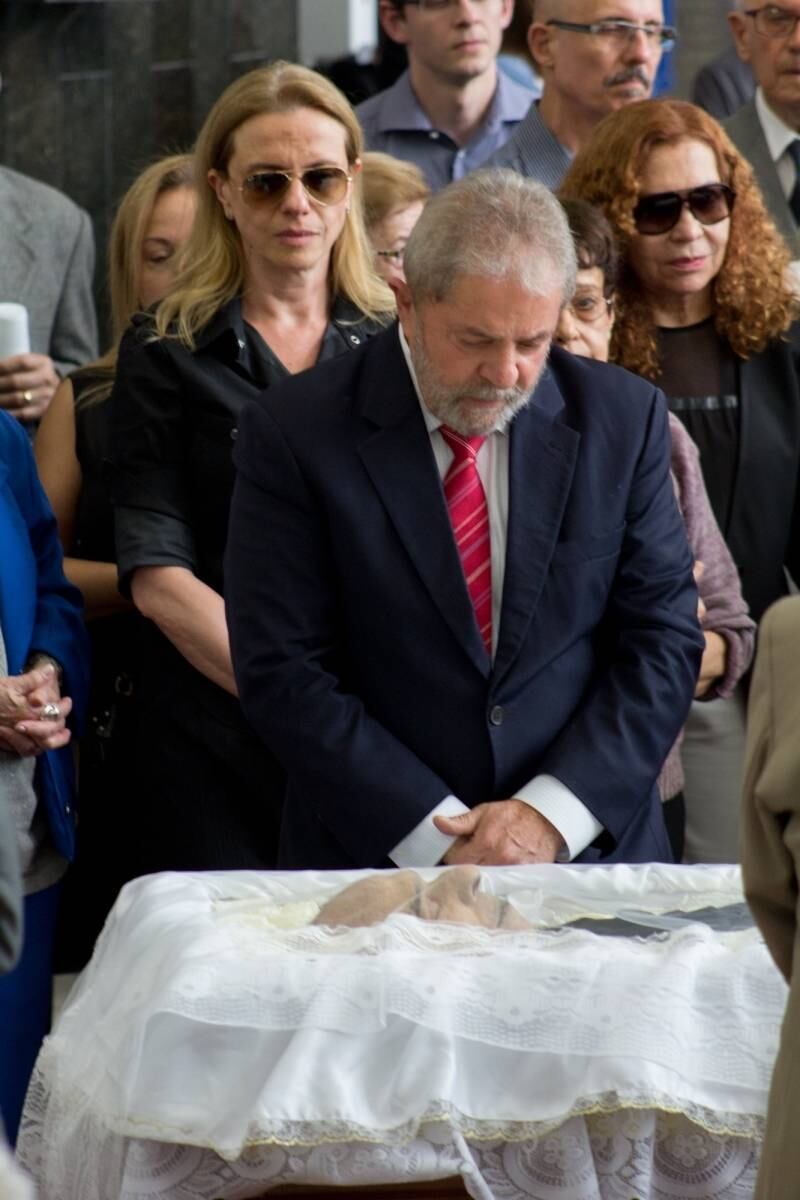 O ex-presidente Luis Inácio Lula da Silva também compareceu ao velório de Márcio
Thomas Bastos, seu ex-ministro da Justiça. O
criminalista morreu aos 79 anos no
Hospital Sírio-Libanês, em São Paulo