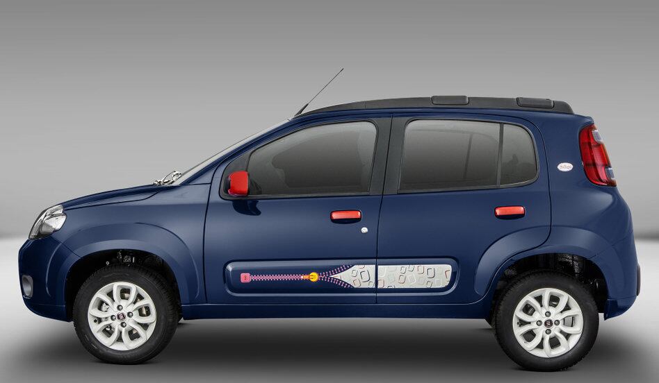 O Fiat Uno College abusava em misturas de cores não agradáveis aos olhos, o vermelho e o azul, por exemplo. Por fora, as maçanetas e os retrovisores eram vermelhos, da mesma forma que o comando central do ar-condicionado, bordas dos tapetes, saídas de ar e a parte superior do volante, isso tudo com a carroceria azul