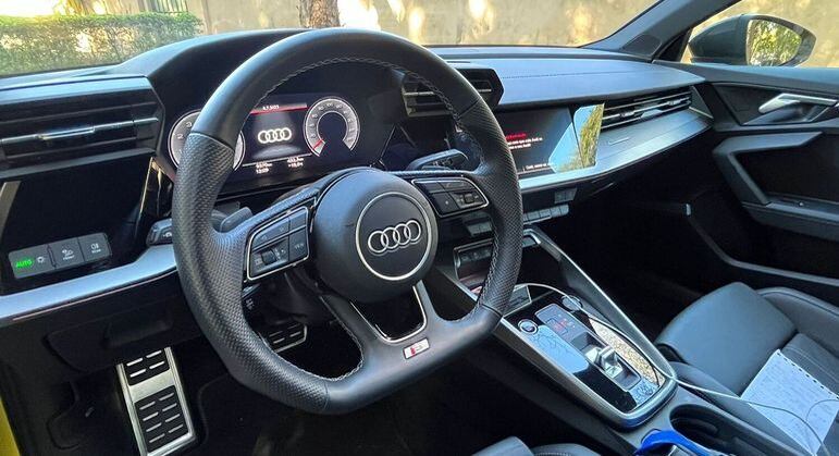 Modelo traz um amplo painel de instrumentos digital