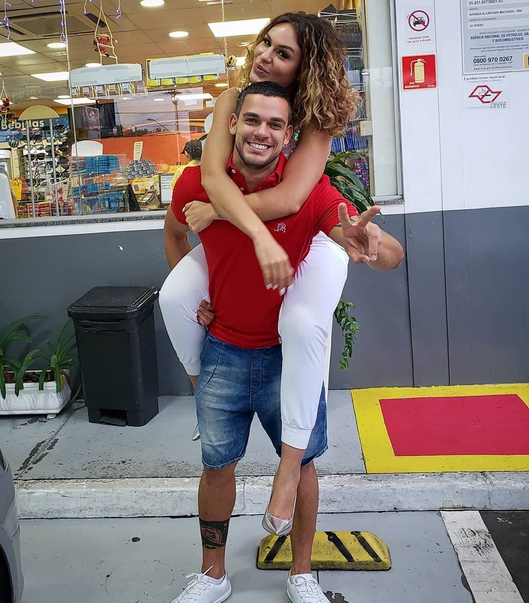 Caique Aguiar se encontrou com Fernanda Lacerda e não economizou elogios a ela, com quem teve um romance no reality.

— Agora no pós confinamento, só me fez ter maior certeza da boa pessoa que é, em todos os aspectos, e parabéns pela maravilhosa família que tem. Obrigado por ser essa garota sensacional. Você tem um lugar bem grande reservado no meu coração