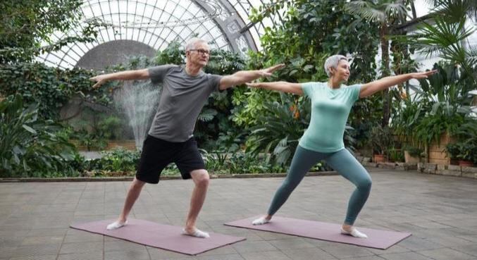 Uma simples caminhada diária ou exercícios em casa já deixam seu corpo mais disposto