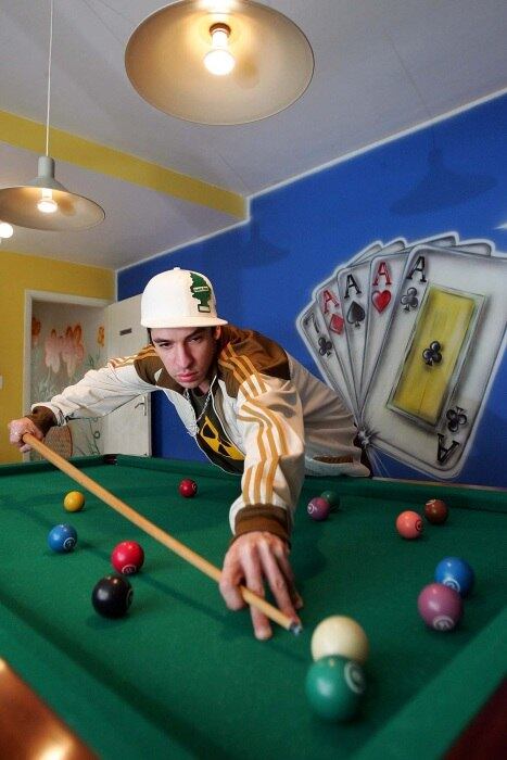 Se a cerimônia ocorreu com separação de bens, o cônjuge sobrevivente (no
caso, Claudia) não teria direito à divisão nem à herança. Assim, o
patrimônio seria dividido apenas entre os dois filhos. Longe da família,
a herança do músico será usada para saldar as dívidas que ele
contraiu em vida. Entenda melhor a seguir
