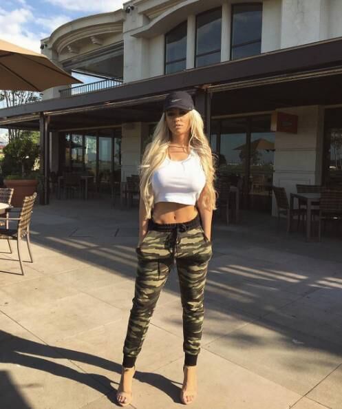 Até parece que ela está um pouco diferente. Talvez mais magra e com o corpo mais definido