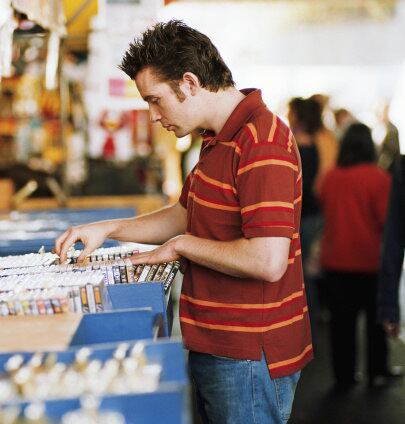 Os DVDs de filmes são outros produtos que os brasileiros
compram com frequência e que têm carga tributária alta. Segundo o IBPT, 44% do
valor dos DVDs são impostos. O consumidor que comprar um filme por R$ 40 estará
pagando R$ 17,60 em tributos