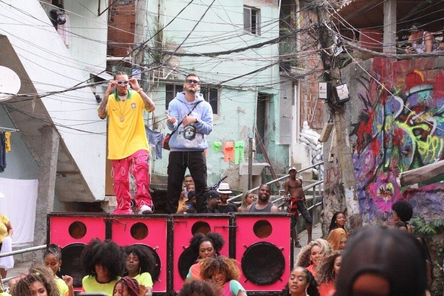 Nas imagens, Kevinho e Tyga aparecem cantando em cima de várias caixas de som