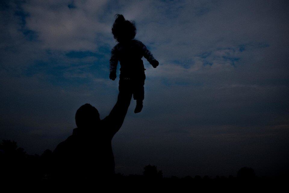 A esperança no céu: pai brinca com sua filha em um campo de refugiados em Sid, na Sérvia. O país é um dos principais refúgios de imigrantes que vêm do Norte da Europa