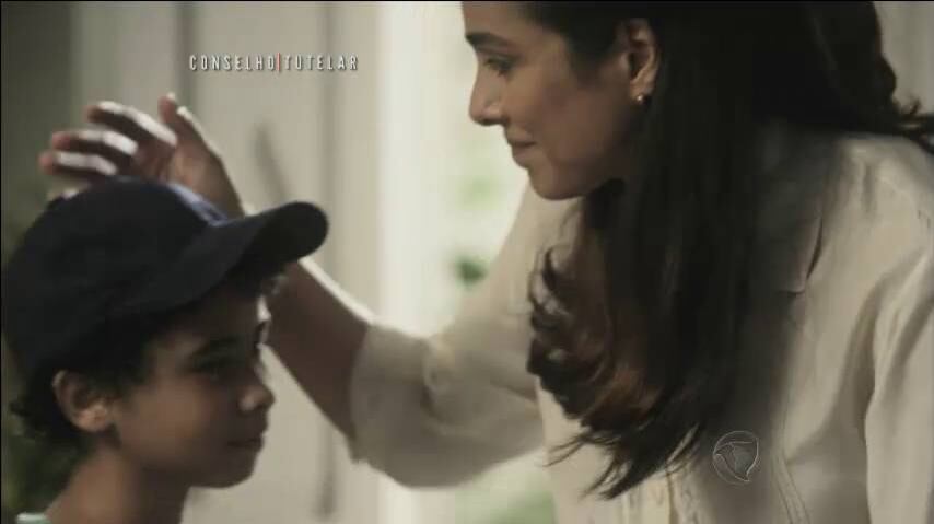 Sereno tenta reconquistar a
ex-mulher, sem sucesso, e ainda a envolve em seu trabalho, ao pedir que tome
conta de uma criança

+ Assista aos melhores momentos do penúltimo capítulo de Conselho Tutelar

+ Não perca o último capítulo de Conselho Tutelar. Veja o que vai rolar!

+ Veja imagens chocantes das cenas de violência infantil exibidas em Conselho Tutelar

