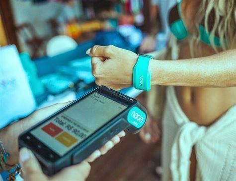 Solução funciona por meio de pulseiras ou cartões com chip. No mercado de entretenimento, ela é bastante utilizada por trazer agilidade e segurança durante os eventos