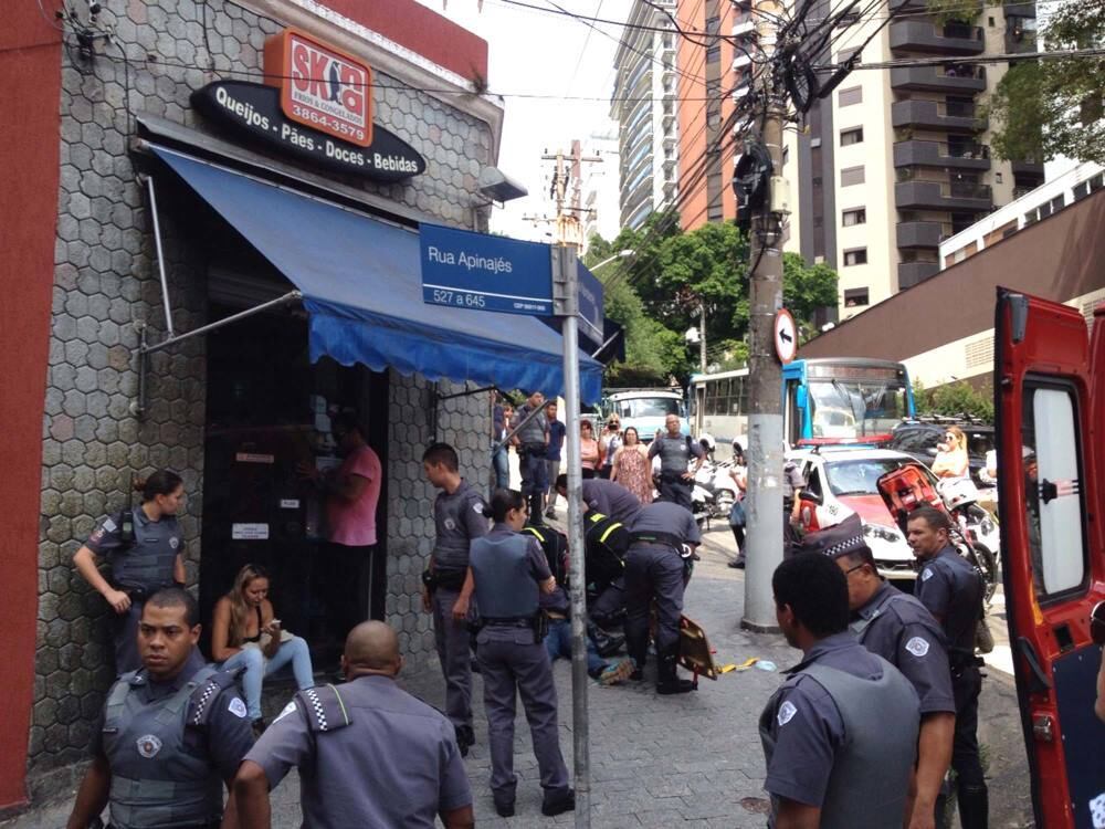 

Julio César Galvão
morreu nesta quinta-feira (9), após ser baleado na cabeça e no tórax durante
uma briga no início da tarde. O suspeito de ter atirado contra o motoboy, de 26 anos, é o zelador de um
condomínio na rua Apinajés, em Perdizes, bairro nobre da zona oeste de São Paulo

*Com informações da Agência Record e Agência Estado
