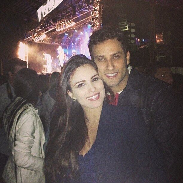 Kamilla e Eliéser namoram em plateia de show sertanejo