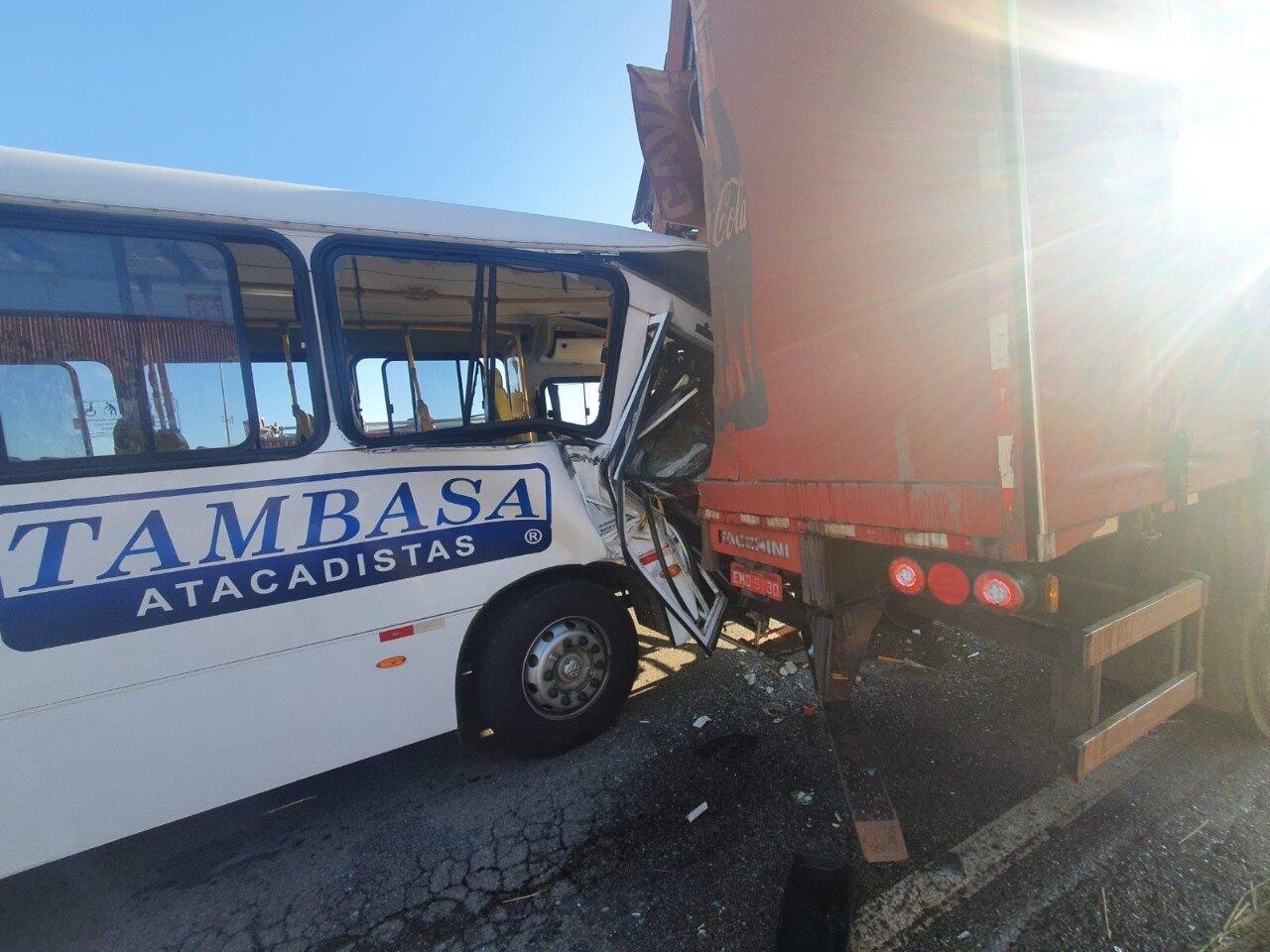 Ônibus atingiu a traseira da carreta