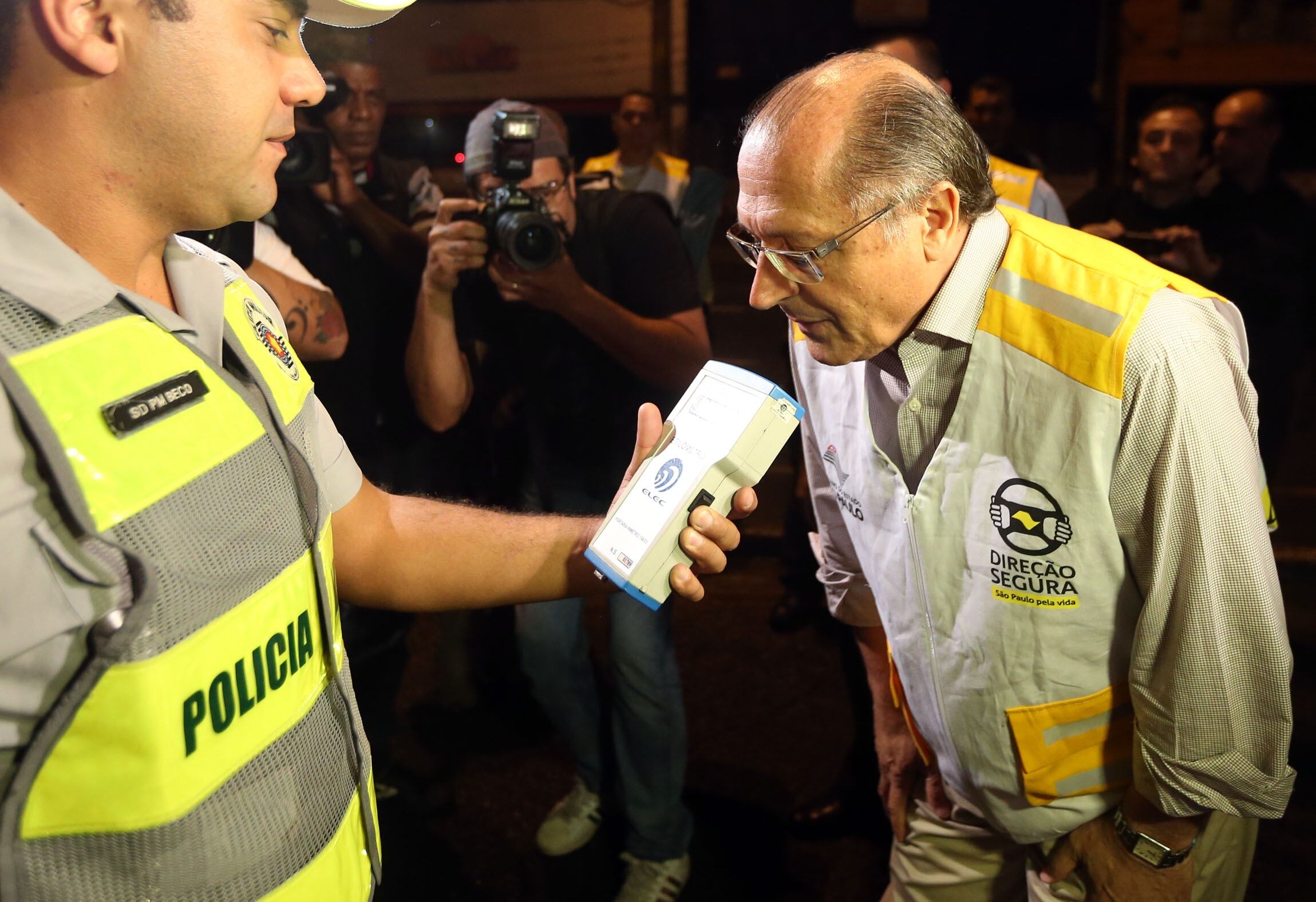 Governador assinou o decreto que oficializa o Direção Segura nesta sexta-feira (8)