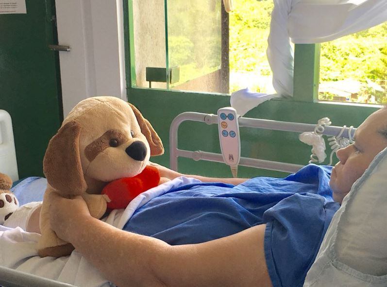 Luiza só tem uma boneca e ursinhos como companhia