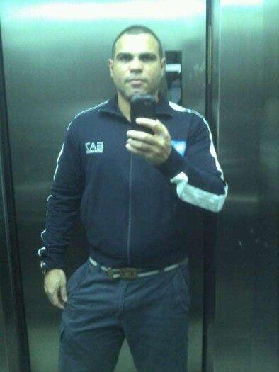 Apesar de ser irmão de Ronaldo, Nélio não ostenta muito a condição em sua página no Facebook