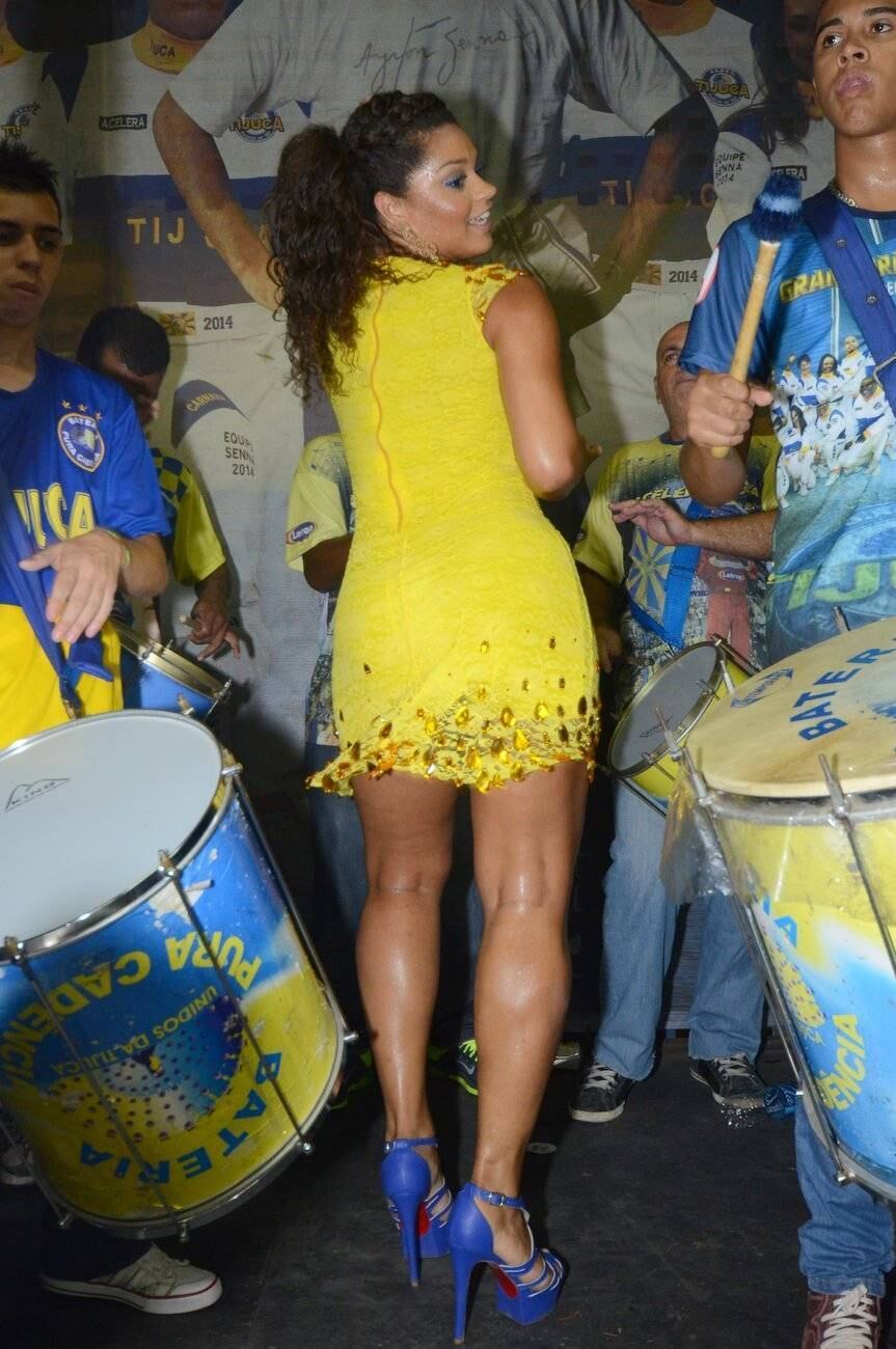 A atriz sambou a festa toda na noite deste
sábado (4)