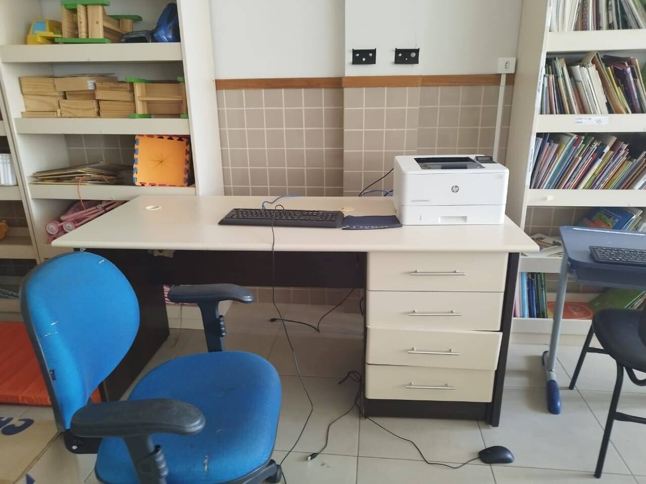 Creche de Maringá é invadida e suspeitos levam mais de R$ 50 mil em eletrônicos