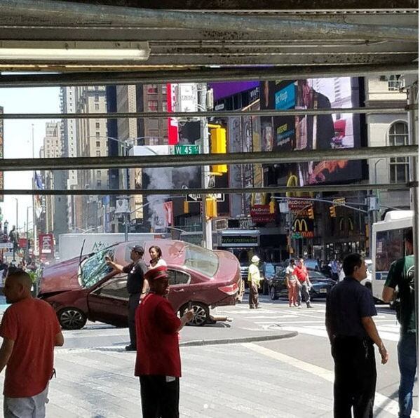 Um veículo em alta velocidade atingiu pedestres em uma calçada na Times Square, em Nova Iorque, nesta quinta-feira (18). Uma pessoa morreu e ao menos 22 ficaram feridas. O local é um dos mais famosos dos Estados Unidos e recebe milhões de turistas todos os dias