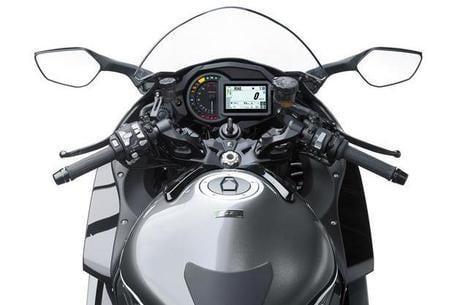 Mesmo com vasta eletrônica, Kawasaki mantém a excelente ergonomia com todos os botões no lugar, seguindo padrão e propiciando pilotagem intuitiva