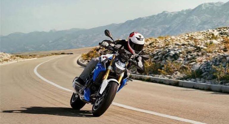 Tivemos um curto contato com a F900R no Circuito Panamericano, interior de SP, onde a facilidade de pilotagem ficam evidentes