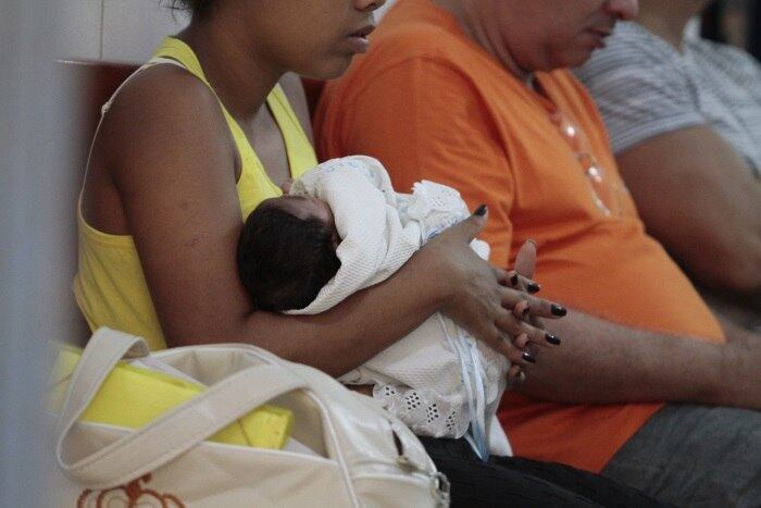 O ministro da Saúde, Marcelo Castro (PMDB), diz já trabalhar com a possibilidade de que o surto de microcefalia, que causa a má-formação no cérebro de bebês no período de gestação, se espalhará para outros Estados do Brasil. Ele apresentou dados sobre a perspectiva do problema na última terça-feira (24).