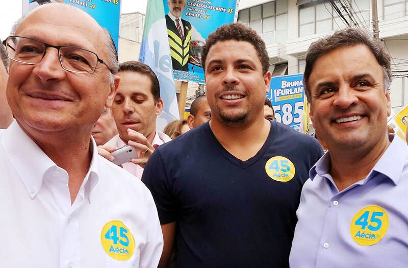 O candidato Aécio Neves (PSDB) também arrebanhou um grande número de celebridades e políticos para apoiá-lo. O ex-jogador Ronaldo Fenômeno é um dos principais cabos eleitorais de Aécio