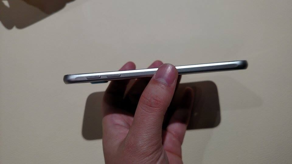 Apesar de ser um aparelho fino, a bateria presente no Galaxy S6 é no mínimo interessante: com 2.550 mAh, a Samsung afirma que, com a ajuda de um carregador especial, o smartphone consegue funcionar por até quatro horas com apenas 10 minutos na tomada
