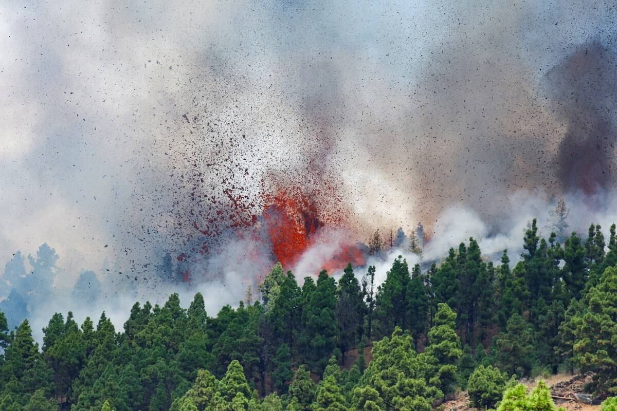 Lava e fumaça sobem após a erupção de um vulcão no parque nacional Cumbre Vieja em El Paso, nas ilhas Canárias de La Palma, em 19 de setembro de 2021. REUTERS / Borja Suarez