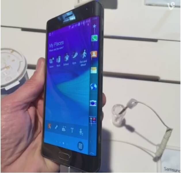 Além disso, ela também gira automaticamente de acordo com a direção do smartphone e o display muda com as notificações e os aplicativos abertos