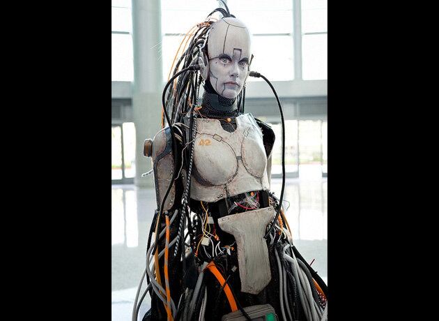 Uma das criaturas de StarCraft (que deve ter dado um trabalho imenso ao cosplayer para montar a fantasia)