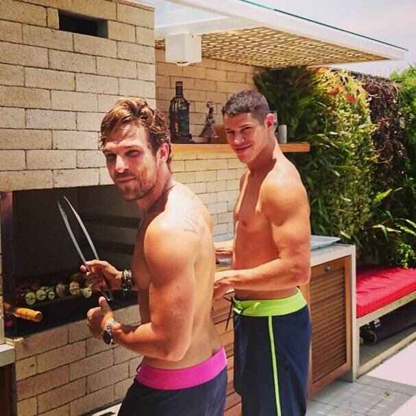 7 - Churrasco, sol e bebida alcoólica: cuidado!

Tá certo que churrasco combina com cerveja e outras bebidas. Mas cuidado: no calor, o exagero pode te levar para o hospital com insolação ou desidratação. Beba água, amigo