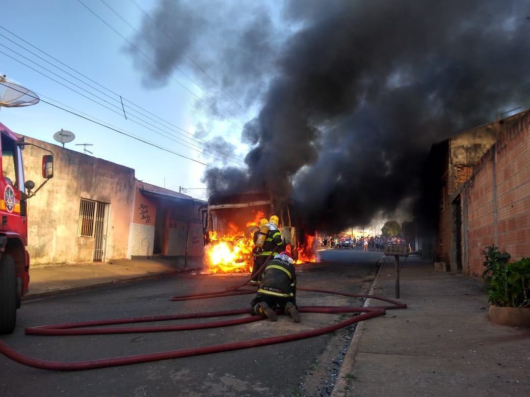 Triângulo Mineiro: suspeitos queimam ao menos 6 ônibus