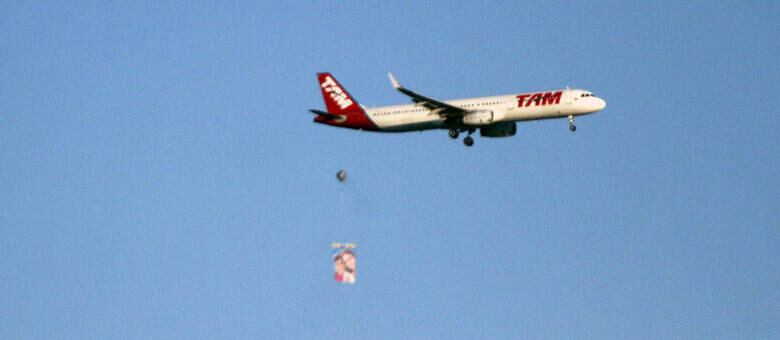 Foto registra balão próximo de avião da TAM nas proximidades do Aeroporto de Cumbica
