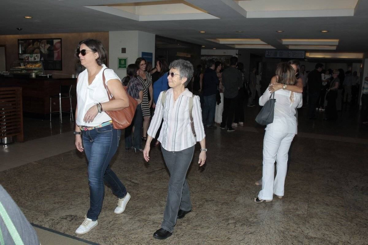 Amigos e parentes se despedem da jornalista Sandra Moreyra no Rio de Janeiro