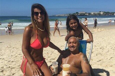 Nana, mulher de Tiririca, roubou a cena em foto na praia