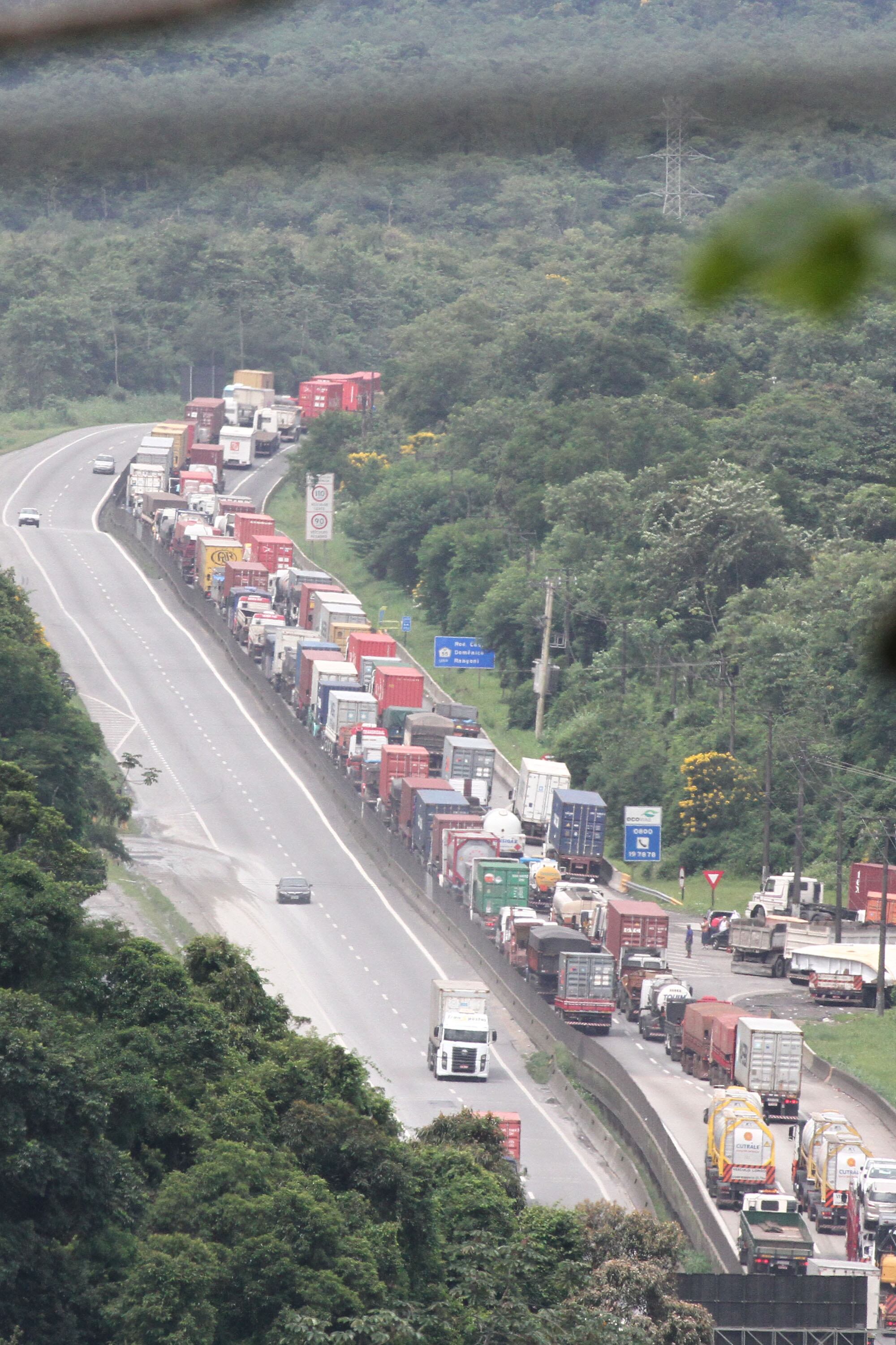 Segundo a Ecovias, lentidão seguia por toda a extensão da estrada nesta tarde