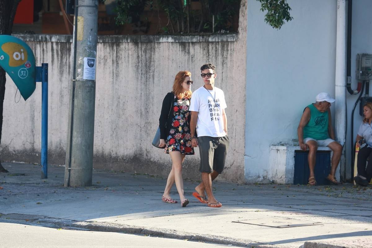 Sophia Abrahão e Sérgio Malheiros, que não assumem romance, são fotografados andando de mãos dadas
