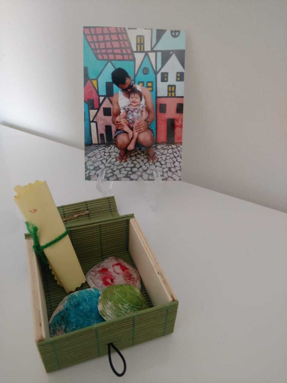 Manu: cartinha e conchinhas dentro da caixinha para o papai