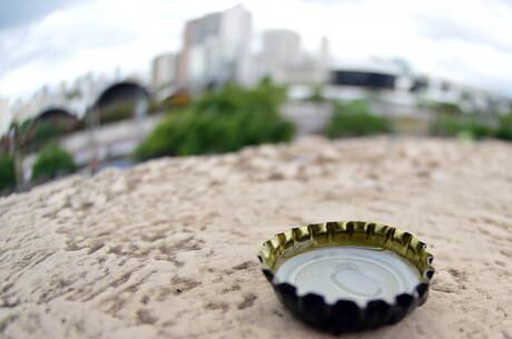 Água em tampinha pode conter larvas do mosquito da dengue