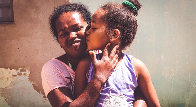 Laudiana e a filha Jamine são gratas ao Projeto, pois têm acesso a educação e alimentação