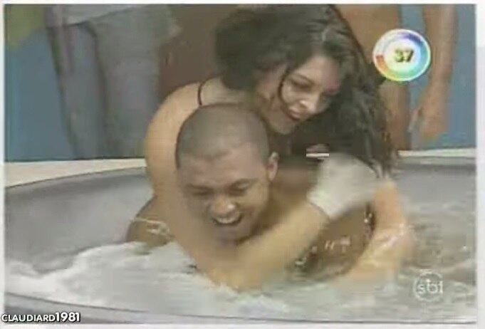 O sucesso de Luiza na Banheira fez com que na época ela tivesse que andar com mais de 20 seguranças em alguns eventos