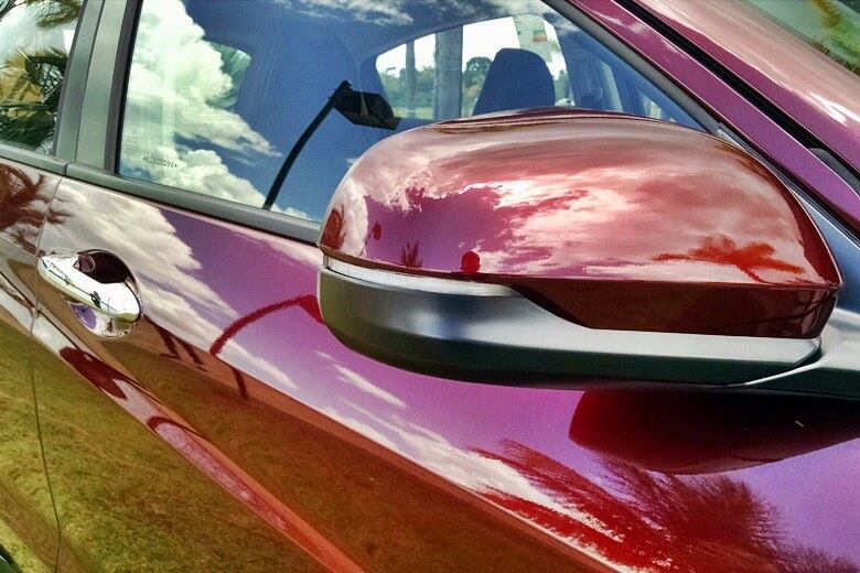 Por fora, a única diferenciação da versão top de linha ELX são as maçanetas cromadas